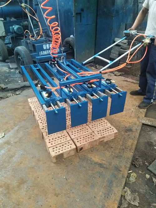 小型免燒磚碼垛機 提升水泥磚生產效率的智能化設備